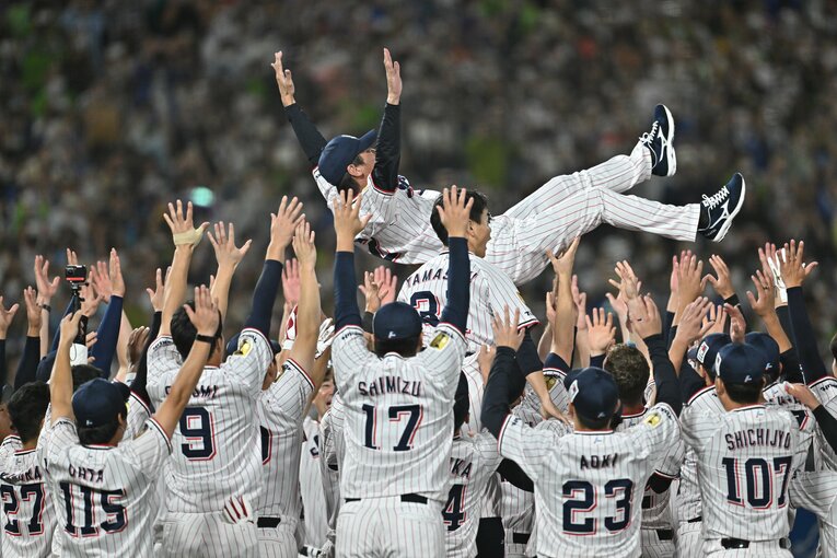 高津監督の胴上げ　持ち上げられる小柄な山崎にも注目　©Hideki Sugiyama