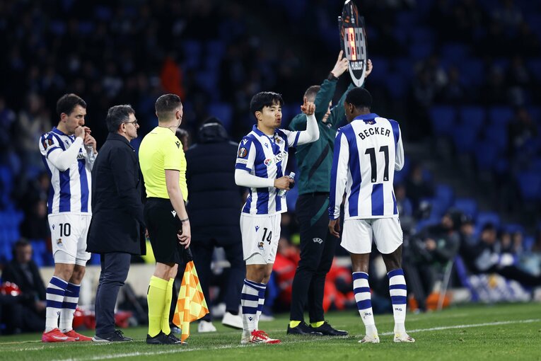 久保建英が「ベンチで同僚を爆笑させてる」“最高の1枚”を撮影後…過密日程に「ちょっとツラいかな」本人が語った“意外な理由”を思い出す(9)