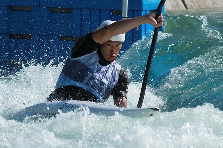 スラロームは、ゴールまでのタイムと、ポールで設けられた各ゲートへの接触や不通過によって加算されるペナルティータイムを合計して勝敗が決定する。 ／ photograph by YMN