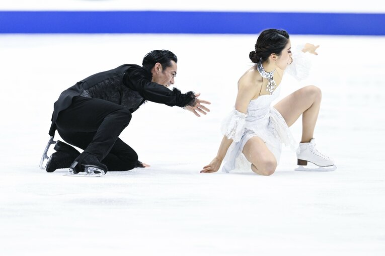 フリーの最後で高橋が支えきれず、転倒する格好に　©Asami Enomoto