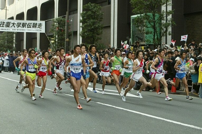 2004年の第80回箱根駅伝、往路スタート直後。写真左端が日本学連選抜の白濱三徳（徳山大）　©Ryuichi Kawakubo/AFLO SPORT