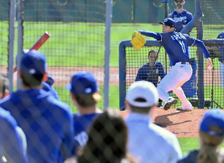 佐々木の初のライブBP登板を大谷と山本（手前左の2人）も見守った　©JIJI PRESS