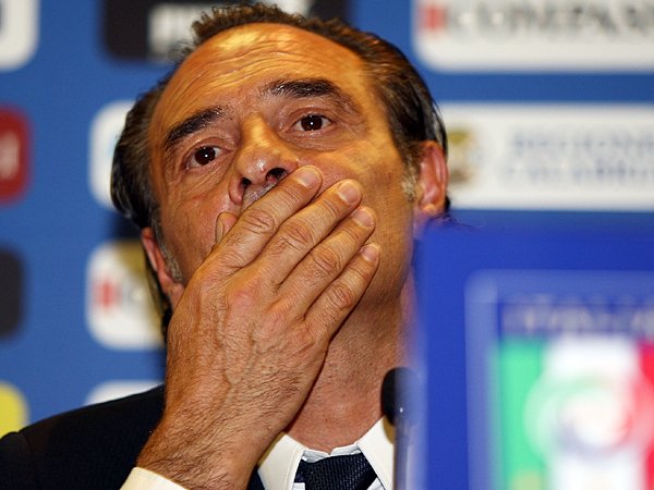 地に墜ちたアズーリ再建の鍵は?新監督プランデッリが背負う重責。(2/2) 海外サッカー Number Web ナンバー