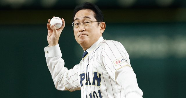 岸田文雄“あの大暴投”の真相…「本当に野球部？」疑惑を監督に直撃すると「もともと送球に難あった」「政治家一家の息子と知ってノックを弱めた」（齋藤裕）