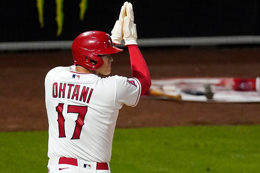 大谷翔平、今季は“リアル二刀流”でフル回転か 狙える数字を“皮算用”すると打者で35本塁打、投手で奪三振は…<Number Web> photograph by AP Photo/Mark J.Terrill/AFLO