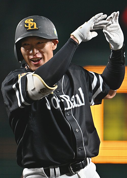 8回1死一塁で柳田悠岐が同点２ランを放った