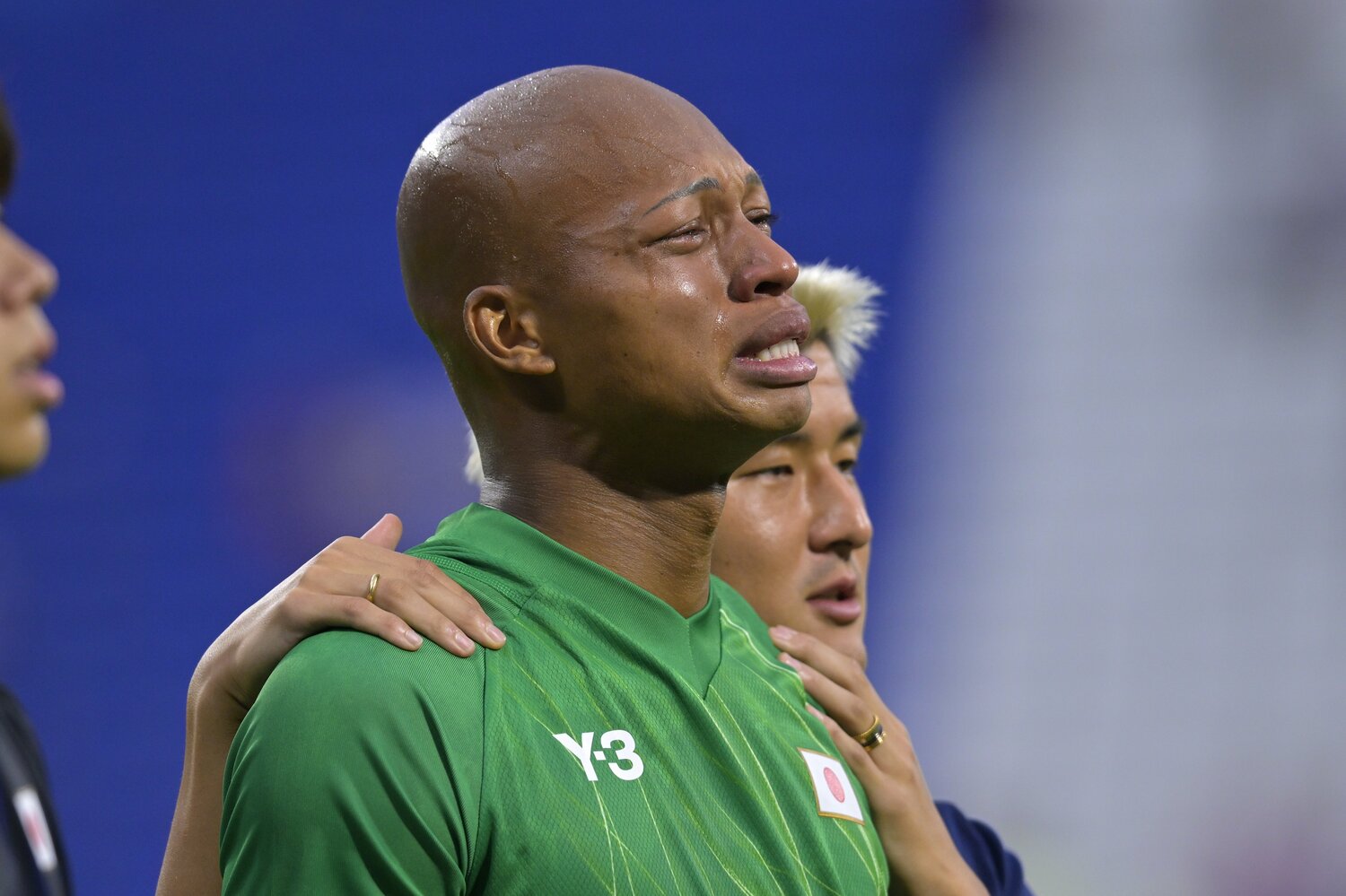 スペイン戦後、号泣する小久保　©Koki Nagahama/JMPA