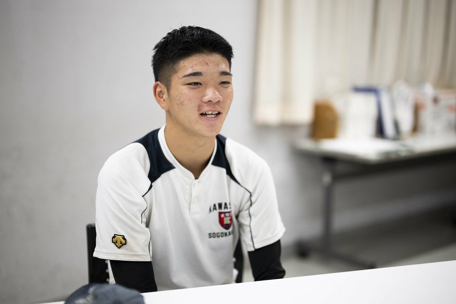 放課後の教室で話をしてくれた小宮 ©Tomosuke Imai