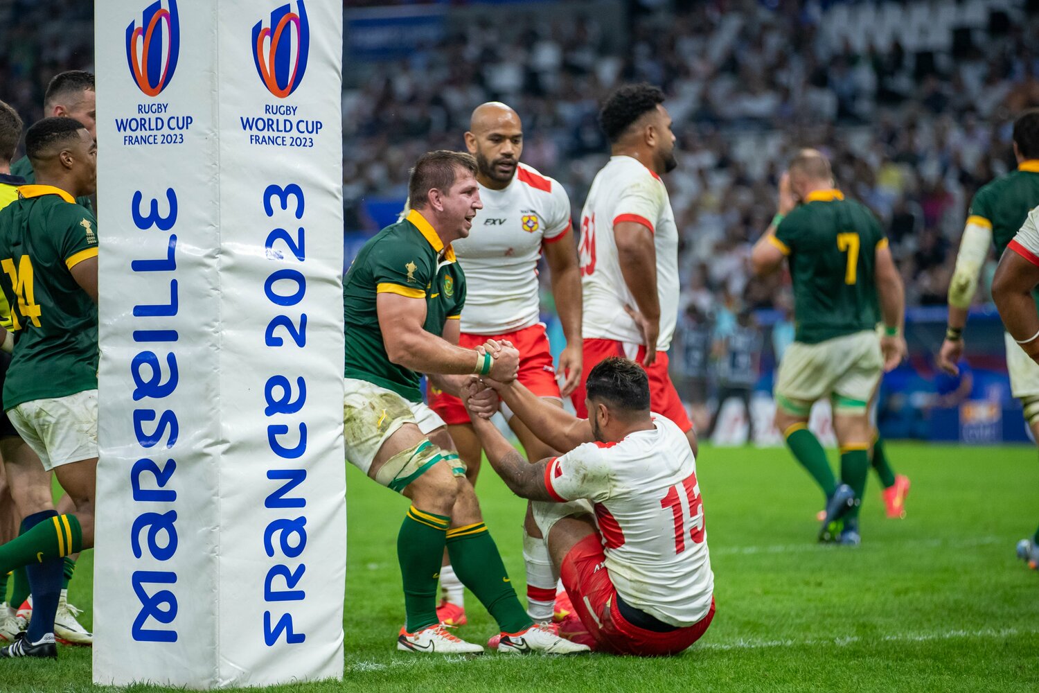 トンガ戦の終盤、トライを決めたクワッガ・スミス。すぐさま、今季からブルーレヴズでチームメイトになるチャールズ・ピウタウ（右）を引き上げた　©︎Yuuri Tanimoto