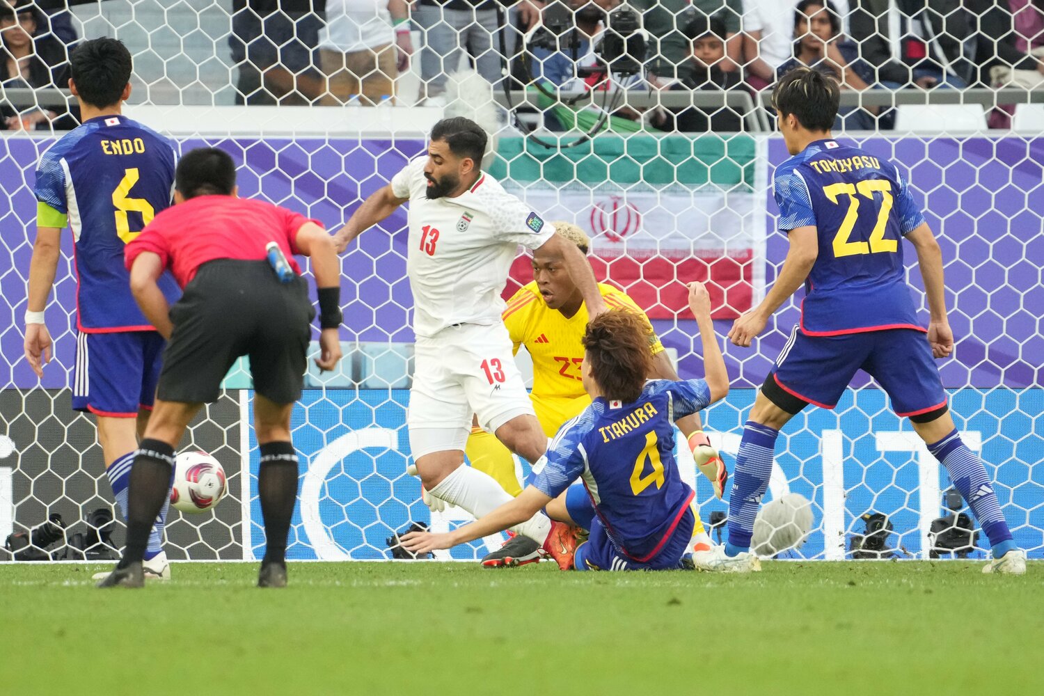 後半アディショナルタイム、板倉滉がホセイン・カナアニを倒してPKを与えた瞬間 ©Masashi Hara