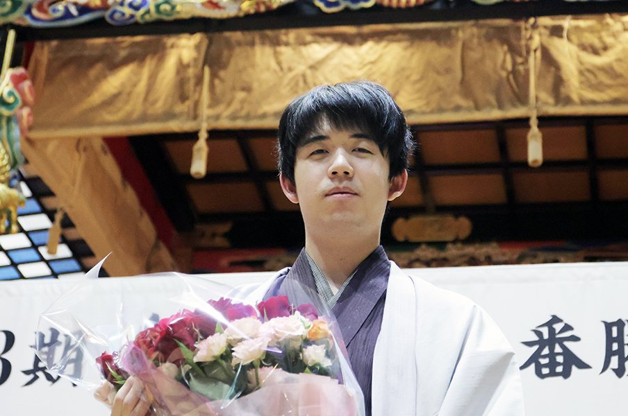 名人・藤井聡太3連覇、記者が見た舞台裏「永瀬(拓矢)さんキレキレですね」「逆転だ」感想戦終了は0時35分…翌朝「大変なシリーズだった」<Number Web> photograph by JIJI PRESS