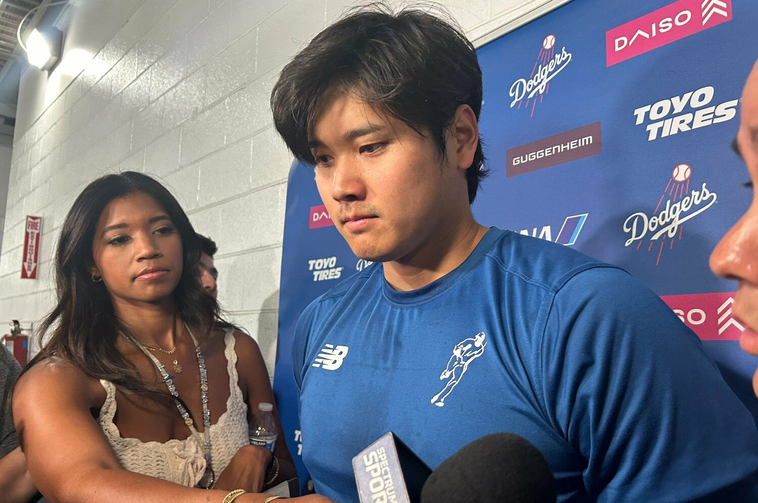 12日の試合後、取材を受ける大谷　©Naoyuki Yanagihara