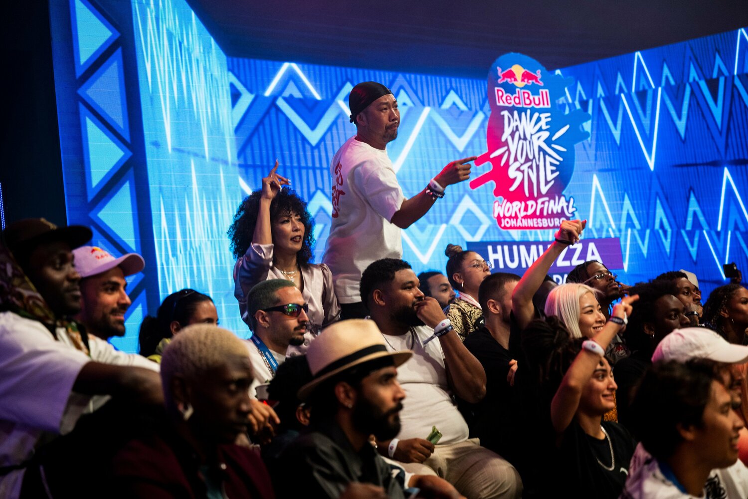 師匠であるYOSHIE(左)もSoraKiのダンスを見守った ©︎Little Shao / Red Bull Content Pool