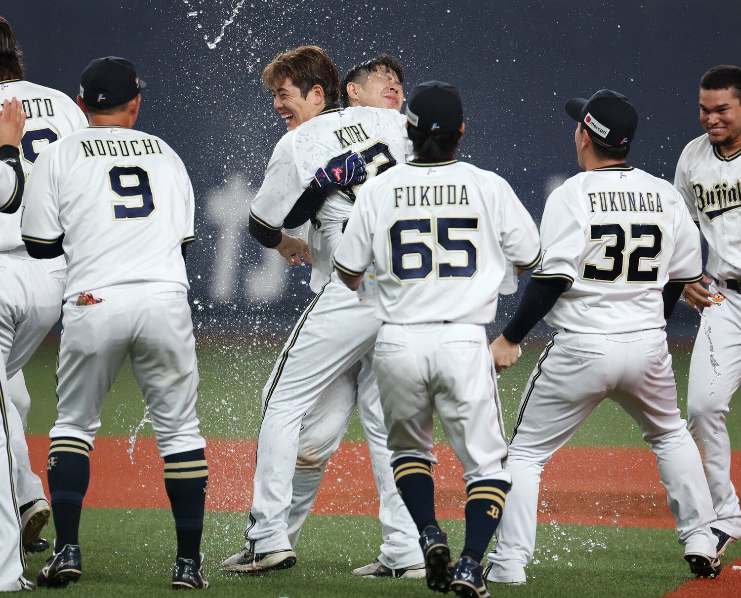 サヨナラ打の若月に抱きつく九里　©JIJI PRESS