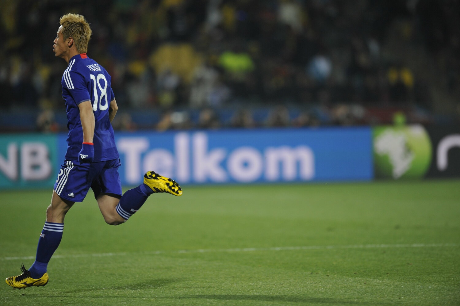 デンマーク戦で直接FKを決めた直後 ©JMPA