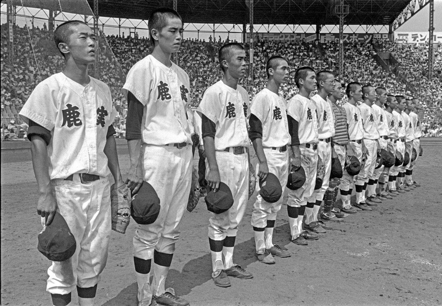 校歌を聞く鹿実ナイン　©JIJI PRESS