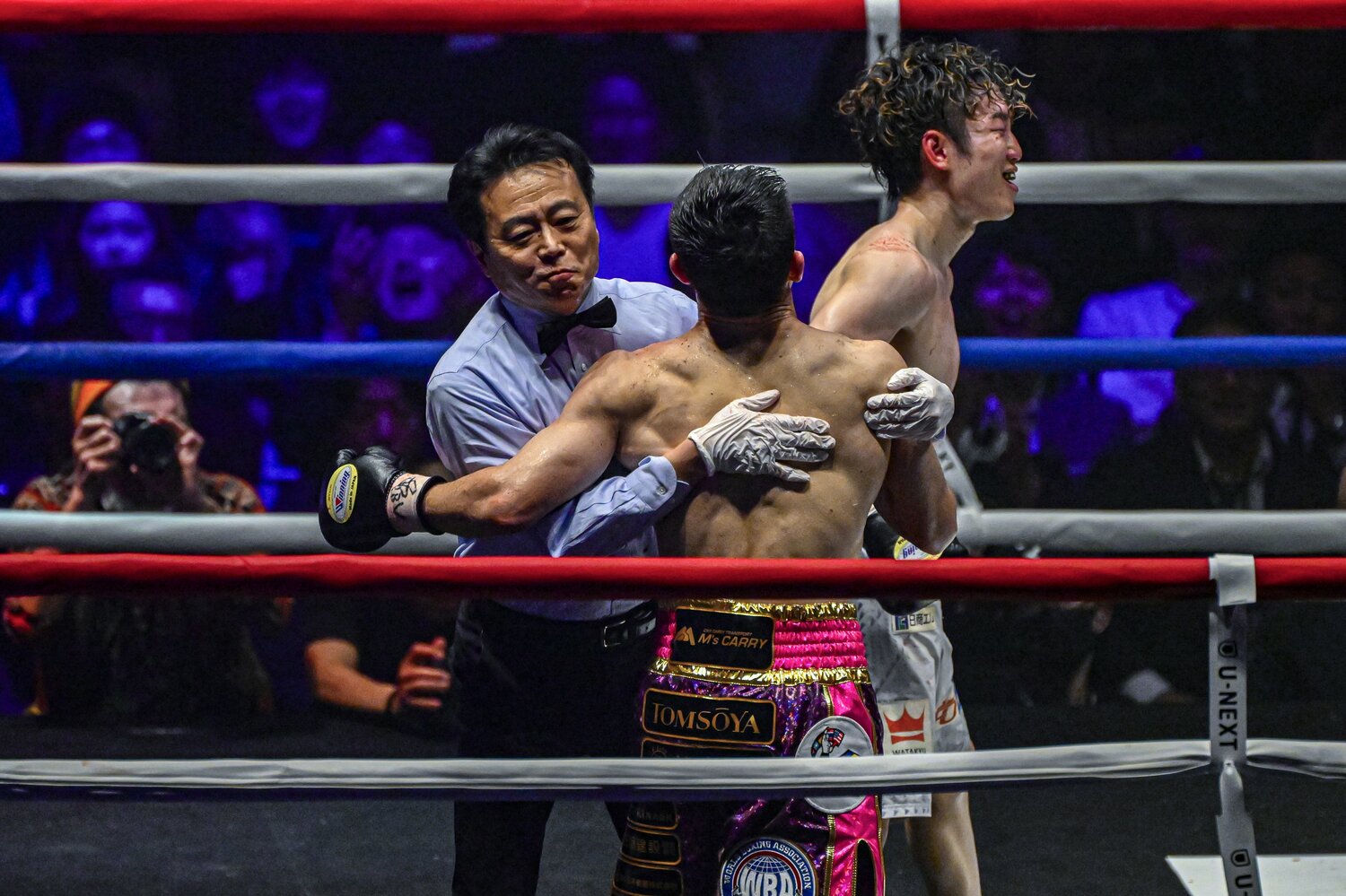 中村勝彦レフェリーに抱きかかえられる阿久井　©Takuya Sugiyama