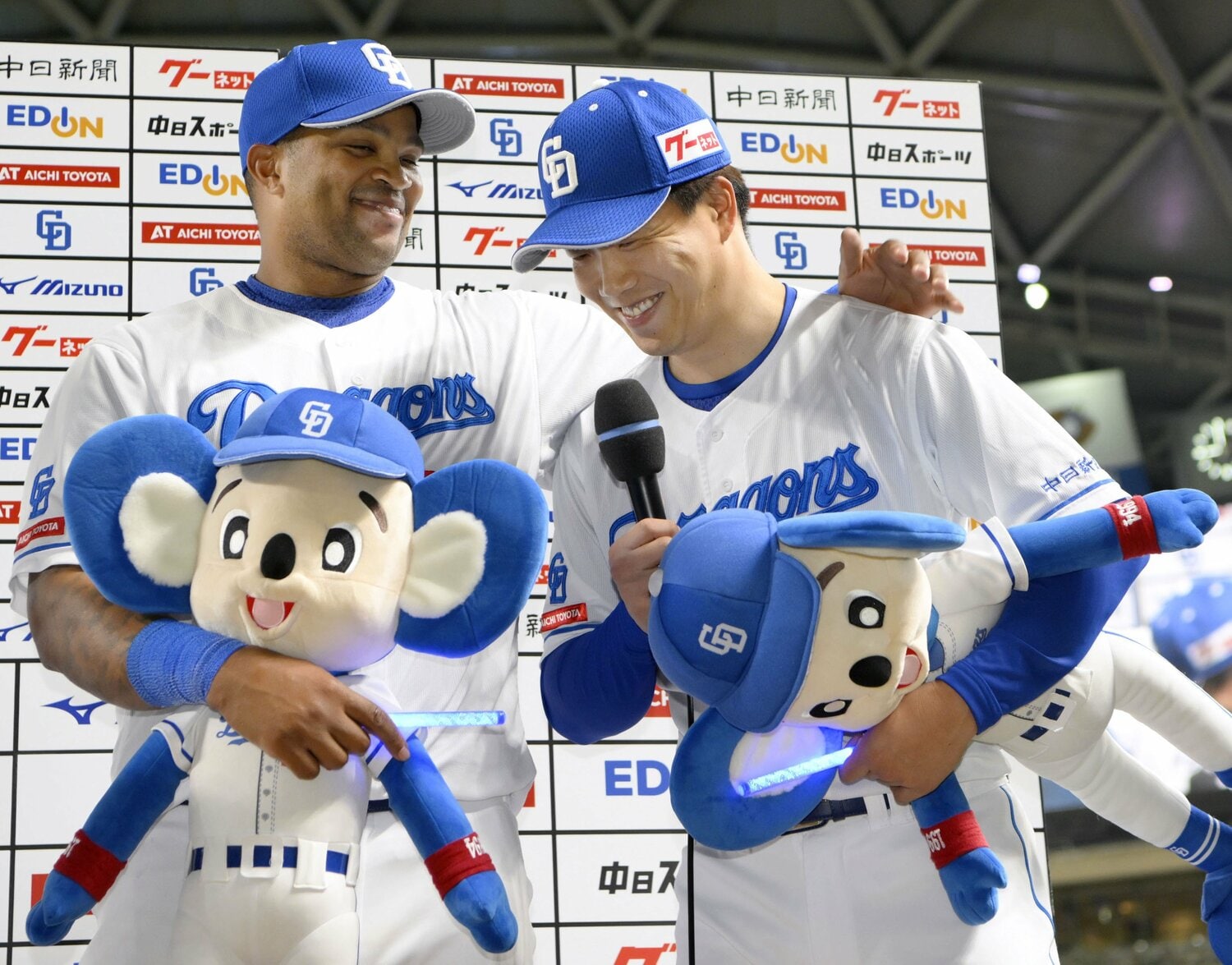 ビシエドと柳。二人の絆はこれからも変わらない　©︎KYODO