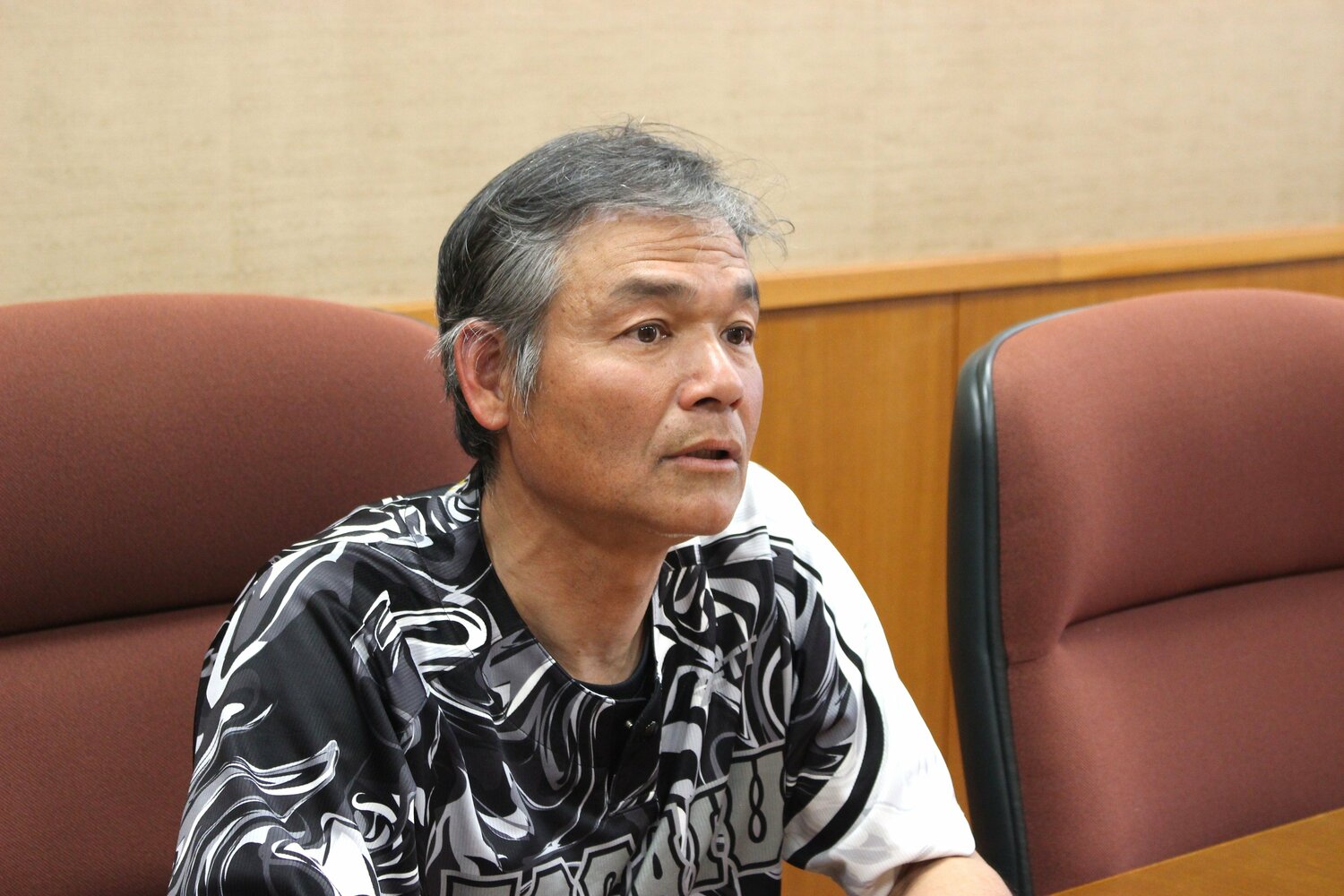 インタビューに応じる上原晃　©Number Web