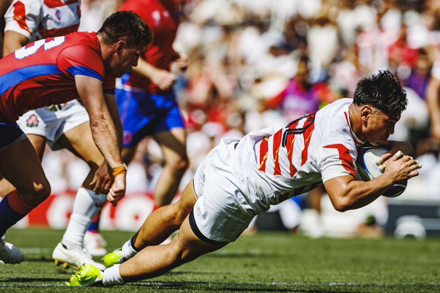 後半31分、チーム5トライ目を決める中村亮土