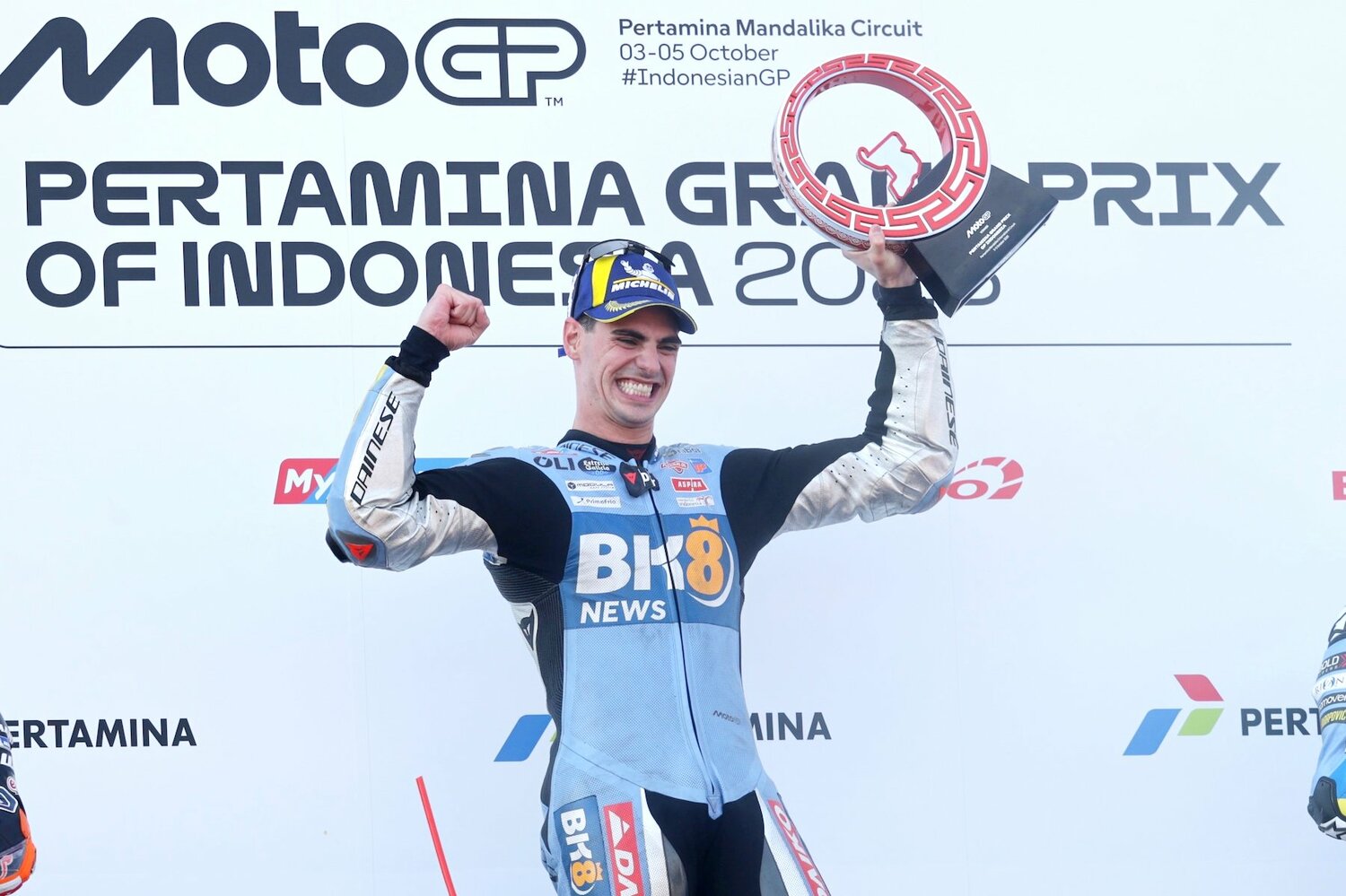 表彰台の頂点に立ったアルデグエル　©Satoshi Endo