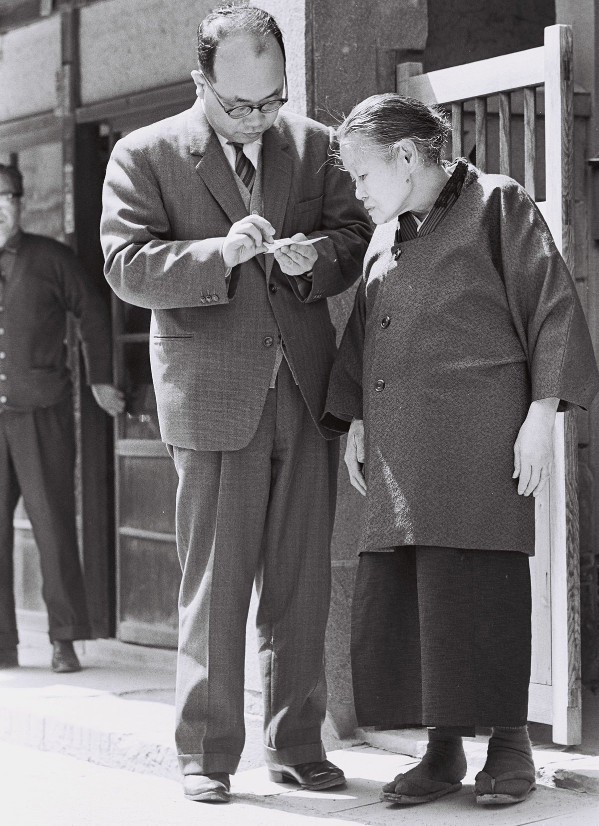 郷里の母・千佐世さんと。親孝行で有名だったそうだ　©BUNGEISHUNJU