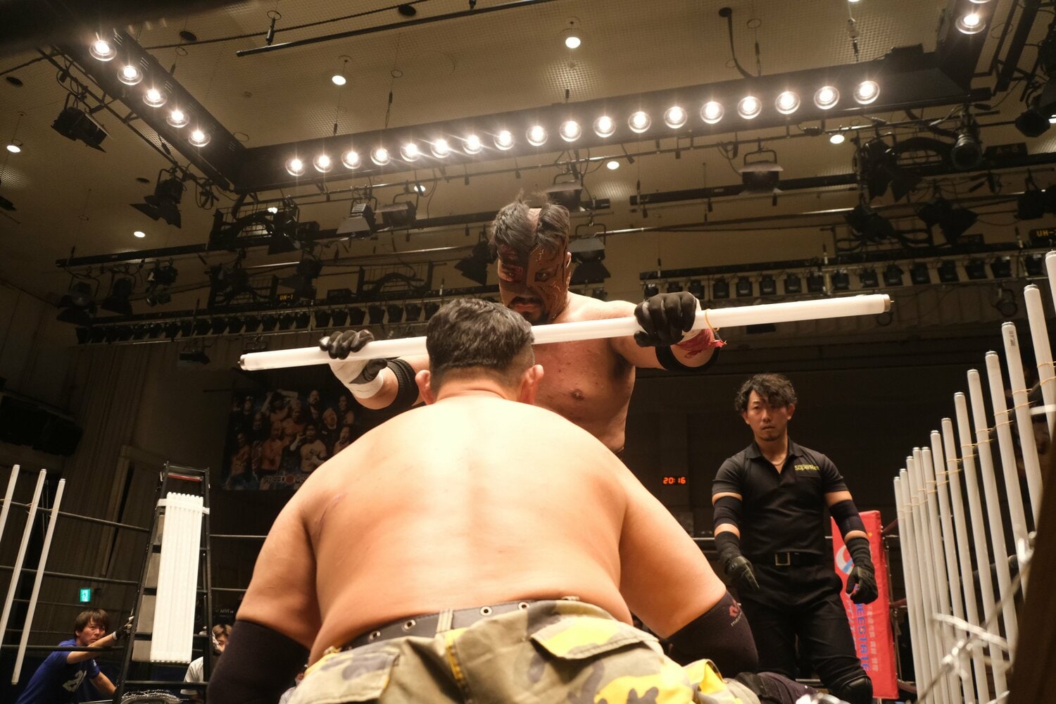マンモス佐々木とのタイトル防衛戦、蛍光灯ごと頭突きを見舞うジャック(1枚目)