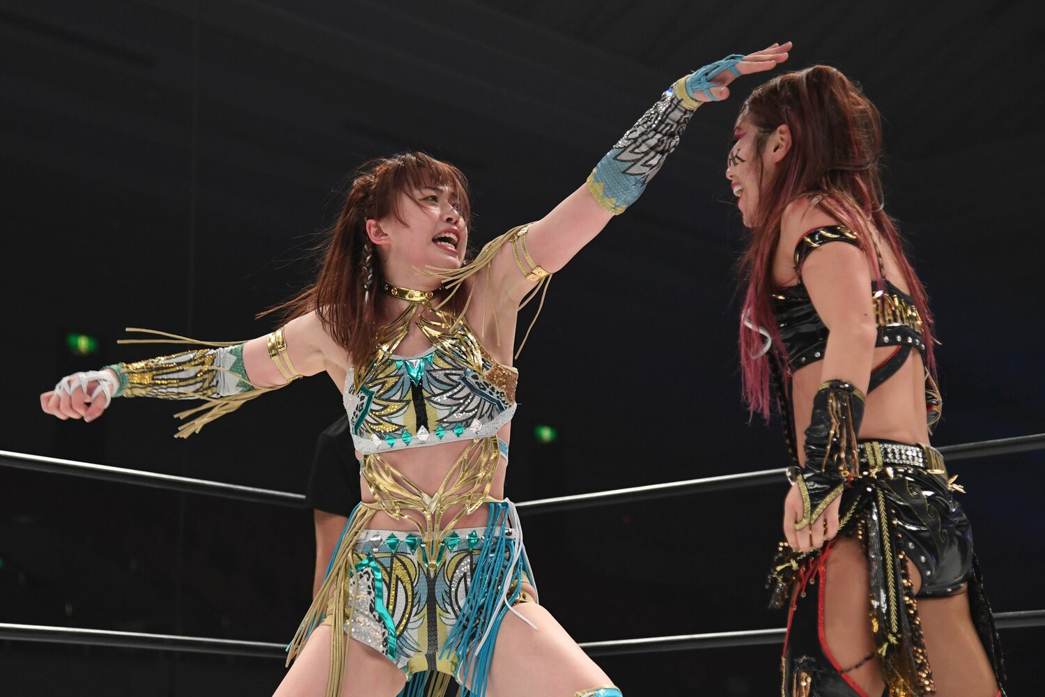 KAIRIと真っ向勝負を繰り広げる上谷沙弥。2022年11月19日、大阪府立体育会館 ©Masashi Hara