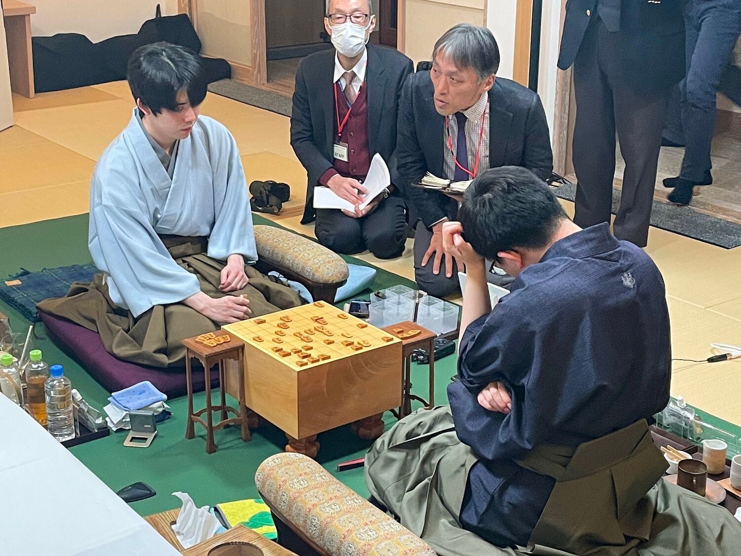 終局直後、取材を受ける両対局者　©Shintaro Okawa