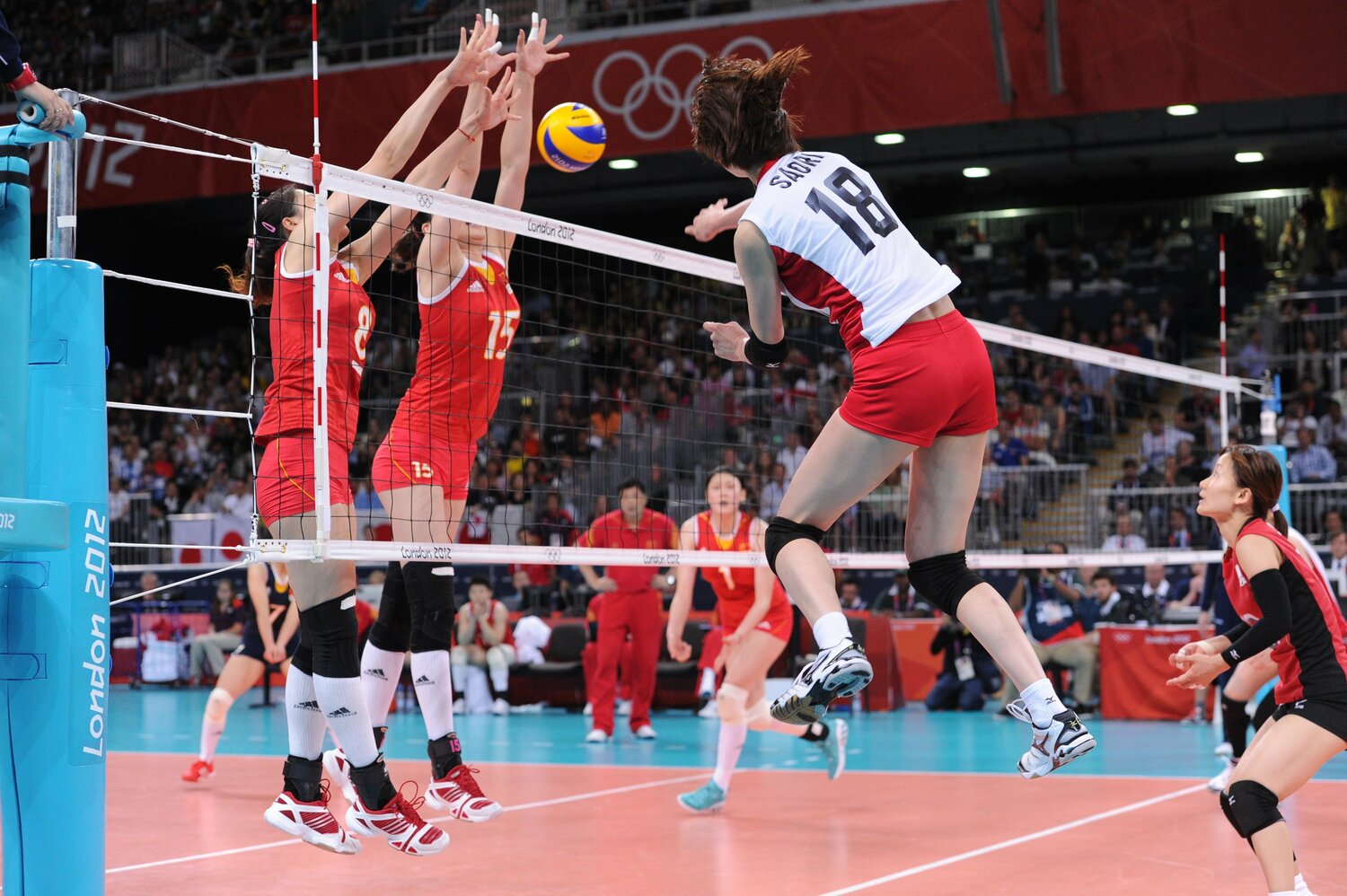 ロンドン五輪・準々決勝、中国戦でスパイクを放つ木村沙織　©︎JMPA