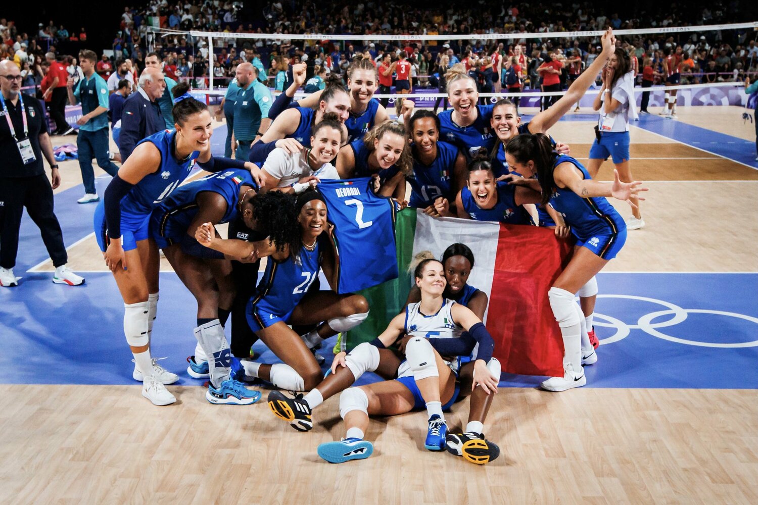 初の金メダルを獲得したイタリア代表。これまでの最高成績は5位だった　©︎Volleyball World