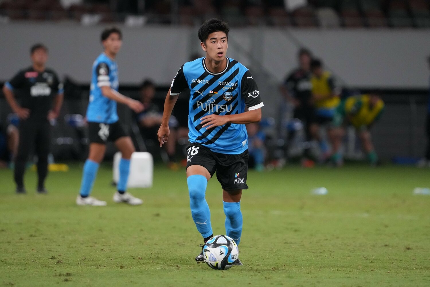 2023年7月29日、バイエルン・ミュンヘン戦でプレーするプロ1年目の大関友翔 ©Getty Images