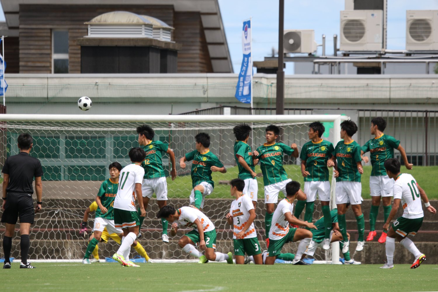 この日の3点目となった松木のFK　©︎Takahito Ando