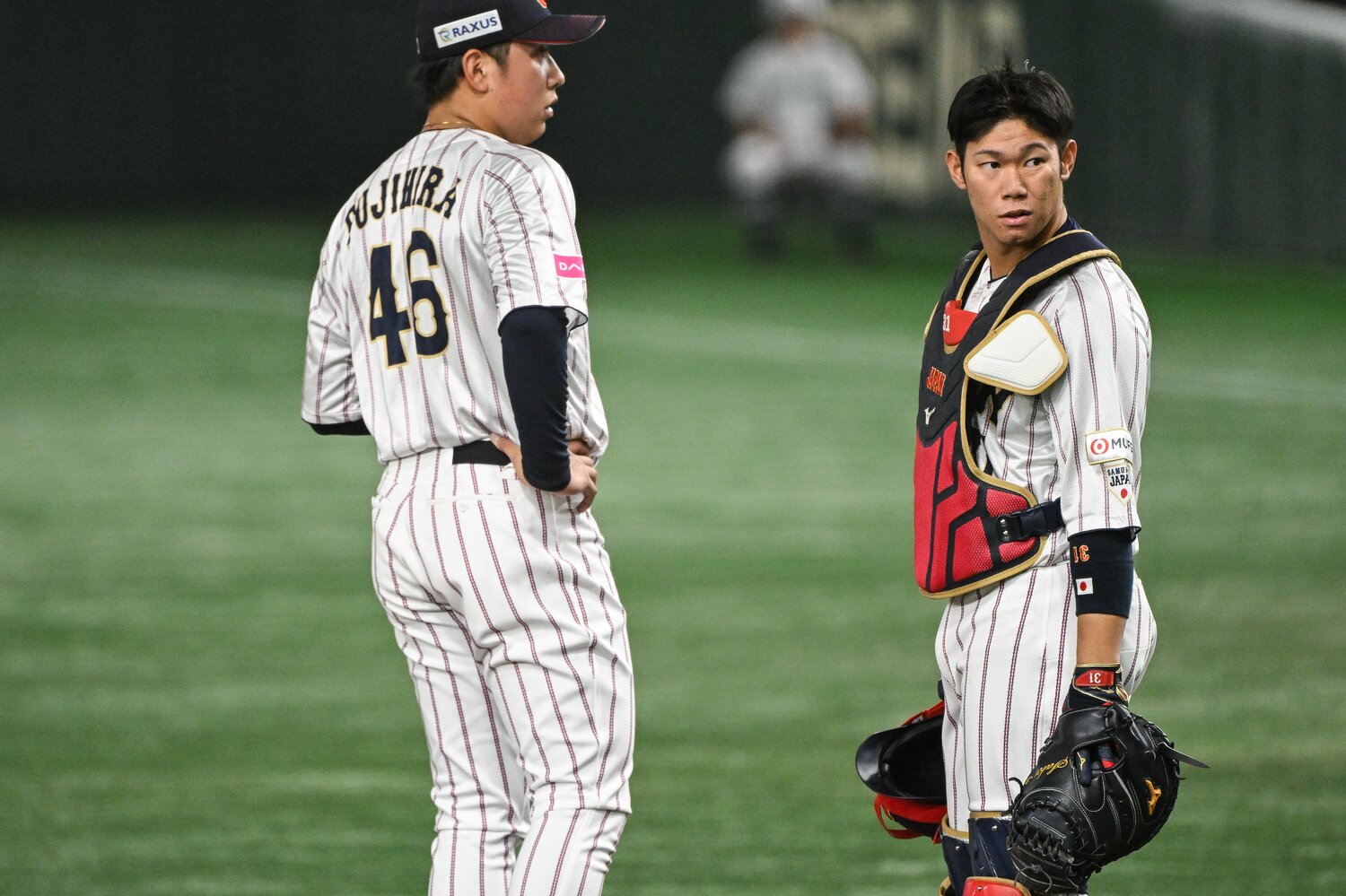 米国戦の4番手、リリーフの藤平尚真のもとに歩み寄る坂倉。今回のプレミア12ではここまで6試合中5試合で先発マスクを被っている　©Nanae Suzuki