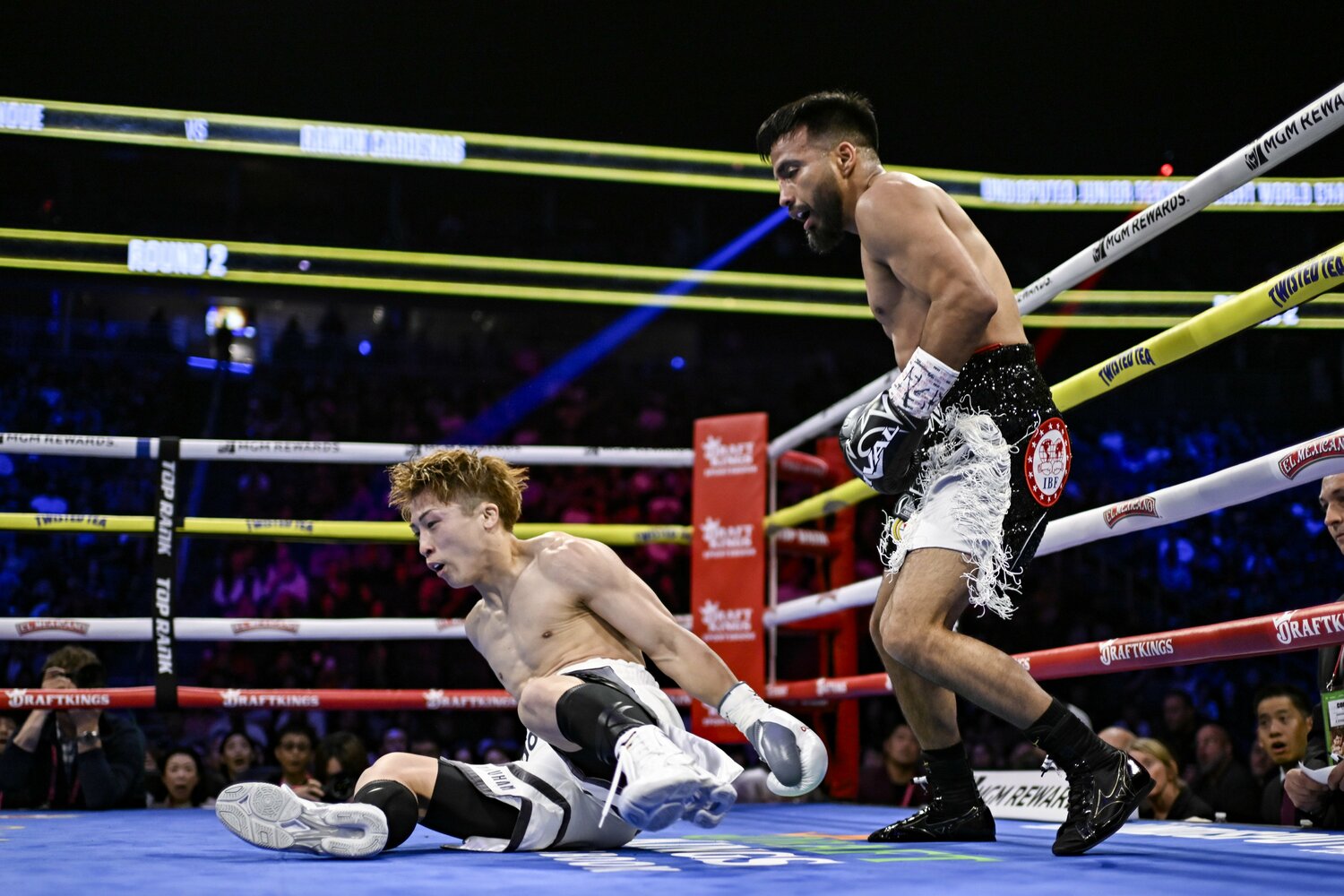 あの井上尚弥が……ダウンの瞬間 ©Hiroaki Finito Yamaguchi