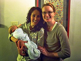 再会したJessica（右）と子どもを抱えるMittal。 