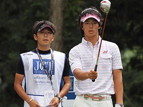 真剣そうだったり、笑ったり……、石川遼とキャディーは何を話してる?