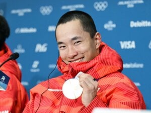 「ご褒美にデコピンと同じ犬種を飼いたい」ビッグエアで日本“金1号”の丸刈りボーダー・木村葵来とは何者？「坊主の理由」「勝利の要因」語った