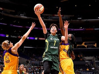WNBAで「トロフィー欲しいですね」。渡嘉敷来夢、米3年目で未踏の地を。＜Number Web＞ photograph by Getty Images