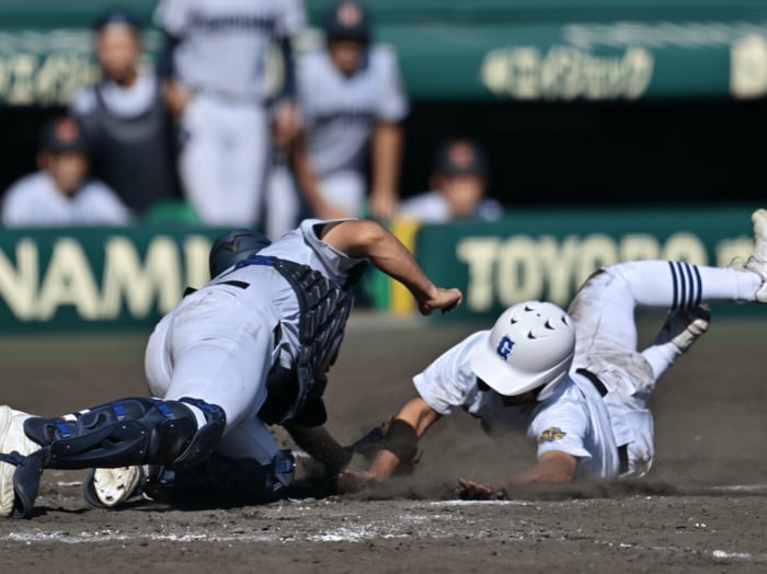 記者の予想は「県岐阜商は甲子園出場すら厳しいチーム」横浜vs県岐阜商、波乱のウラ側…監督は“異色の経歴”「33歳から大学に通い、52歳で名門監督になった男」＜Number Web＞ photograph by Hideki Sugiyama