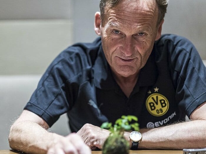 ドルトムントCEOが語った経営と愛。「日本人はそう思わないんですか?」<Number Web> photograph by Takuya Sugiyama