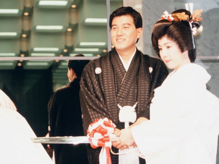 「電話でプロポーズした」巨人・原辰徳、異例の婚約会見で妻は泣いた「いろんな障害がありました」…アスリートの結婚式がド派手だった時代<Number Web> photograph by JIJI PRESS