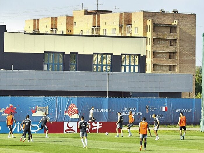 W杯中のフランス代表の日常生活。メディア戦争、金、そして家族愛。＜Number Web＞ photograph by Pierre Lahalle