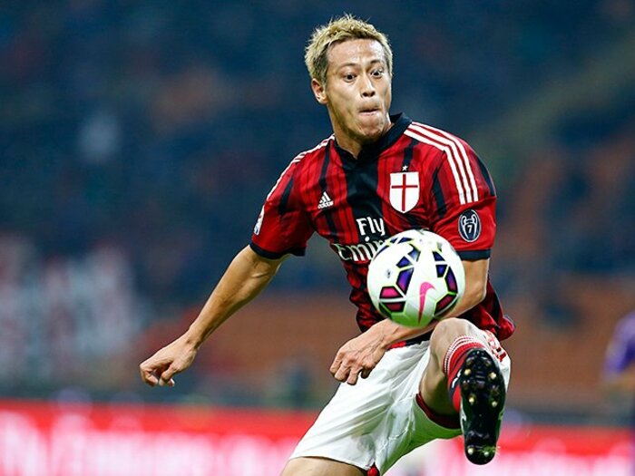 切り込み、打たせ、自ら決める。本田がミランで築いた確固たる地位。＜Number Web＞ photograph by AFLO