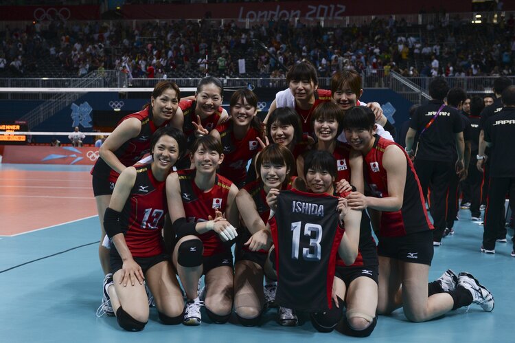 木村沙織 江畑幸子 日本代表ユニフォーム 2012年5月、五輪最終予選でロンドン五輪出場を決め、ハイタッチ