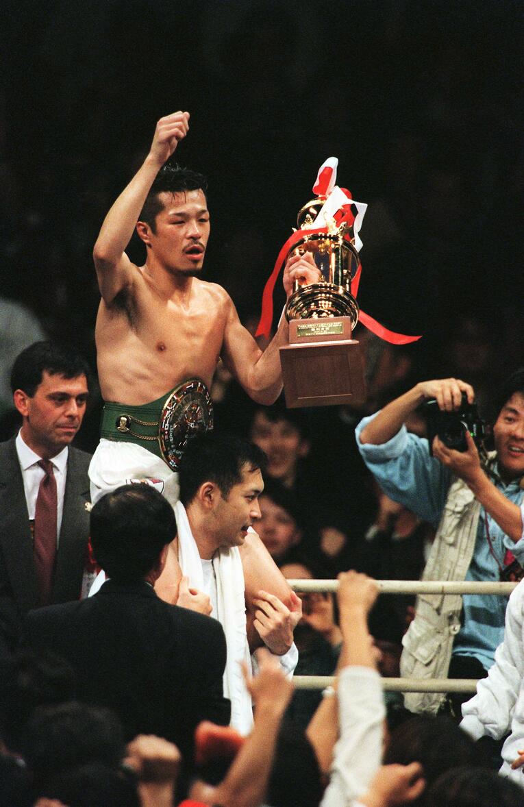 シリモンコン・ナコントンパークビューにTKO勝ちし、肩車されてガッツポーズする辰吉丈一郎　©JIJI PRESS