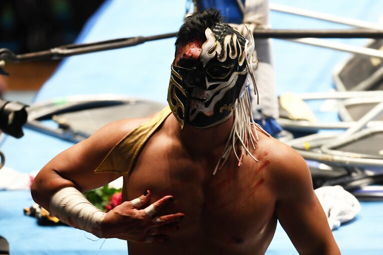 葛西純の血を胸に塗りたくるエル・デスペラード