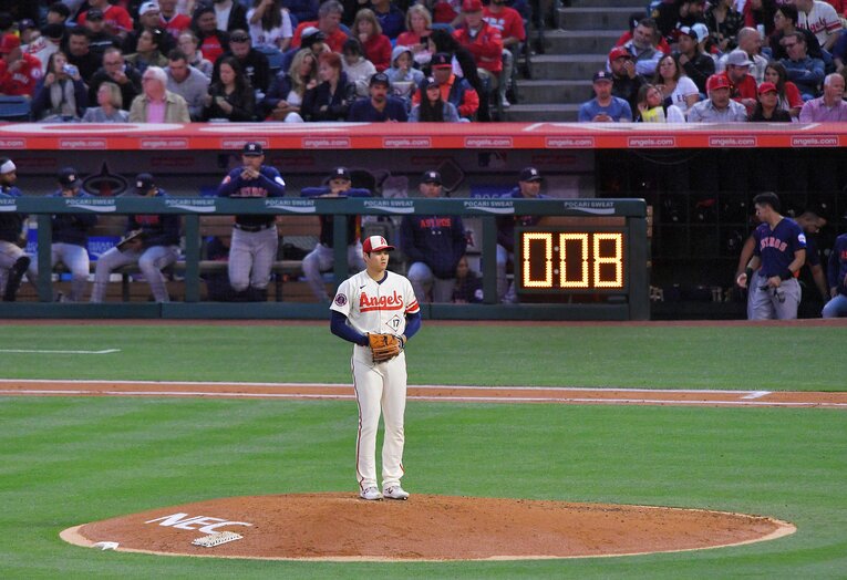 投手大谷とピッチクロック　©JIJI PRESS