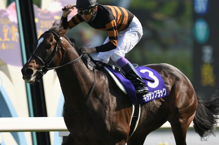 2017年の天皇賞・春をレコードで制し、ライバル・サトノダイヤモンドに勝利したキタサンブラックと武豊 ／ photograph by BUNGEISHUNJU