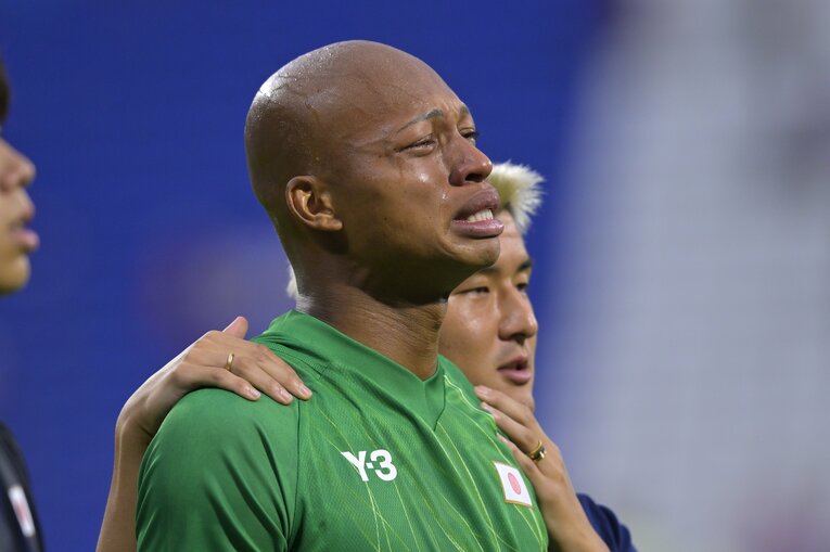 スペイン戦後、号泣する小久保　©Koki Nagahama/JMPA